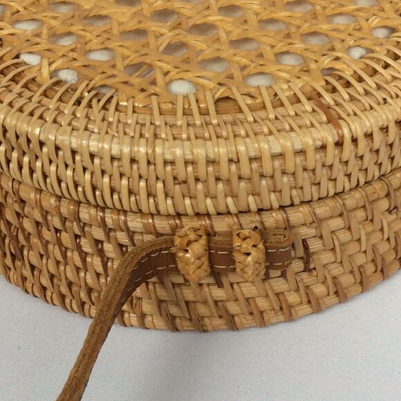 Handmade Rattan Round Crossbody Bag Canning Front Leather Strap Hasp Bow Closure - Picture 12 of 12
